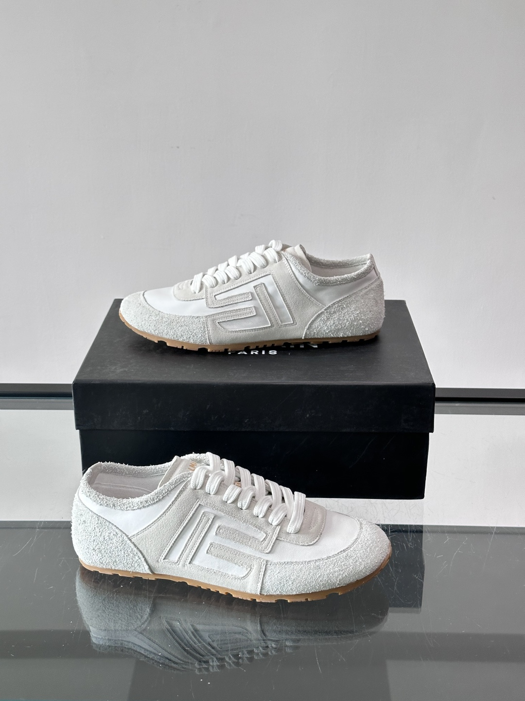 Balmain德训鞋​​👟Balmain德训鞋采用经典复古设计，磨砂牛皮鞋面+标志性“B”字Logo，品