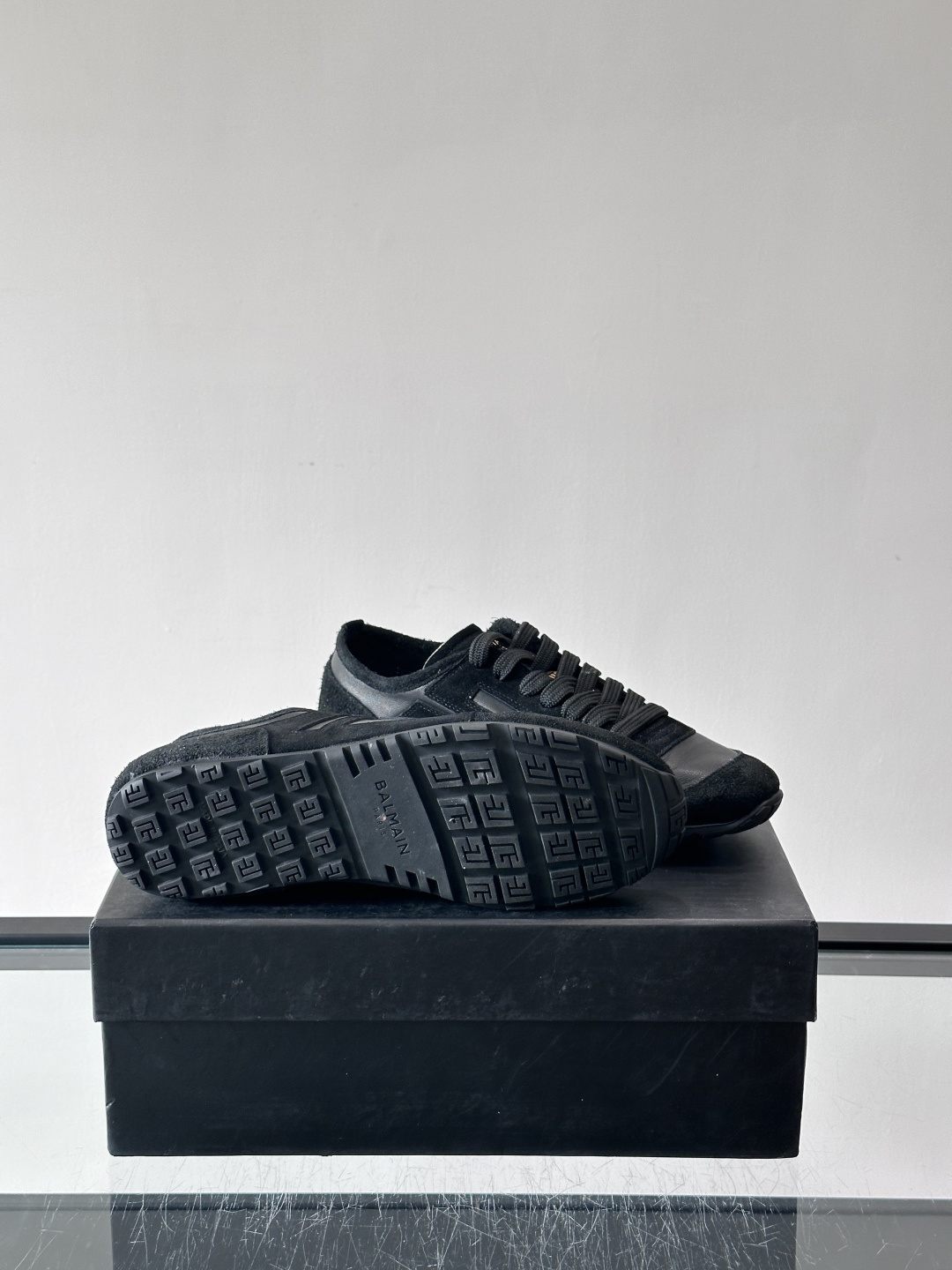 Balmain德训鞋​​👟Balmain德训鞋采用经典复古设计，磨砂牛皮鞋面+标志性“B”字Logo，品
