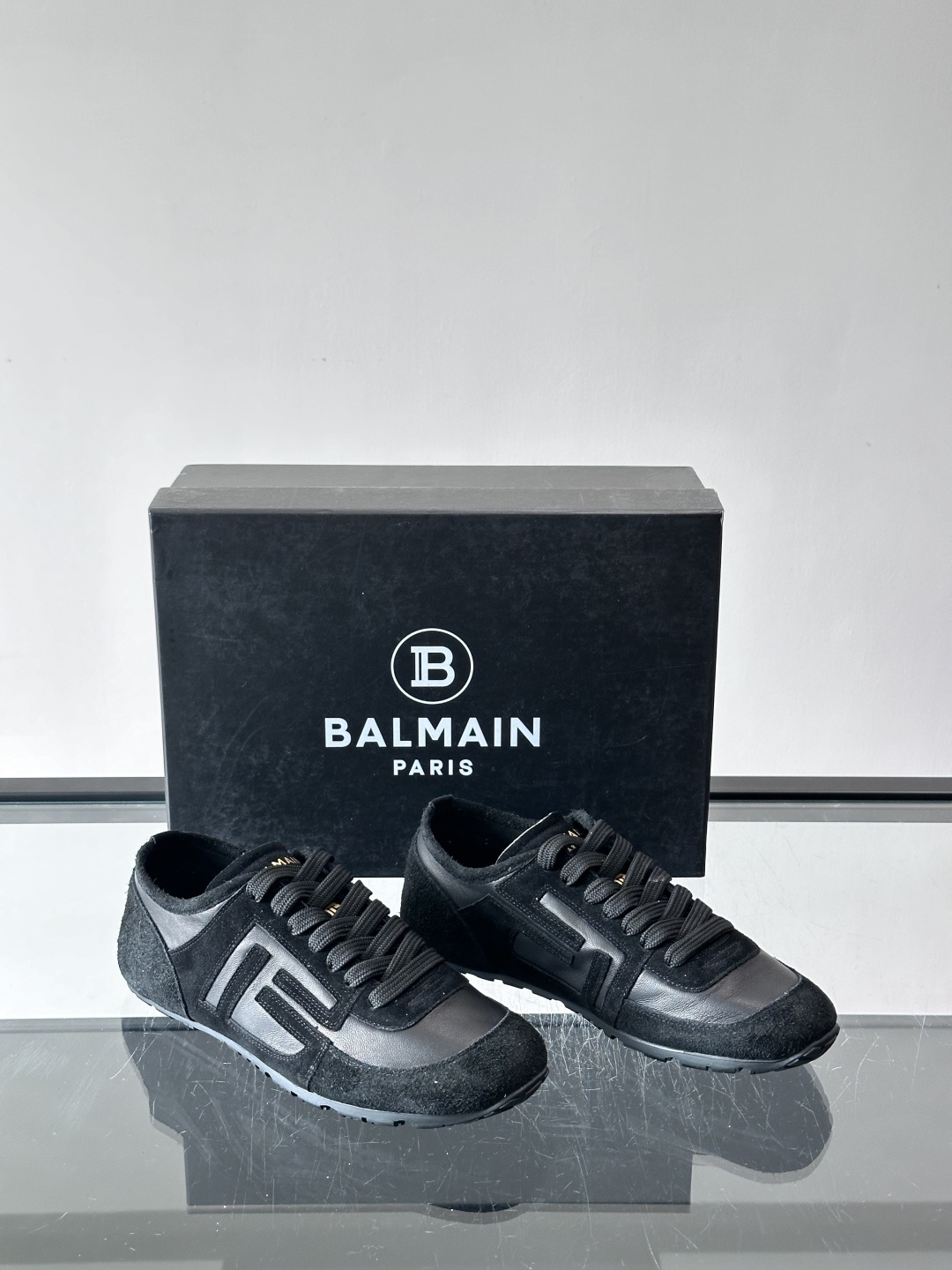 Balmain德训鞋​​👟Balmain德训鞋采用经典复古设计，磨砂牛皮鞋面+标志性“B”字Logo，品