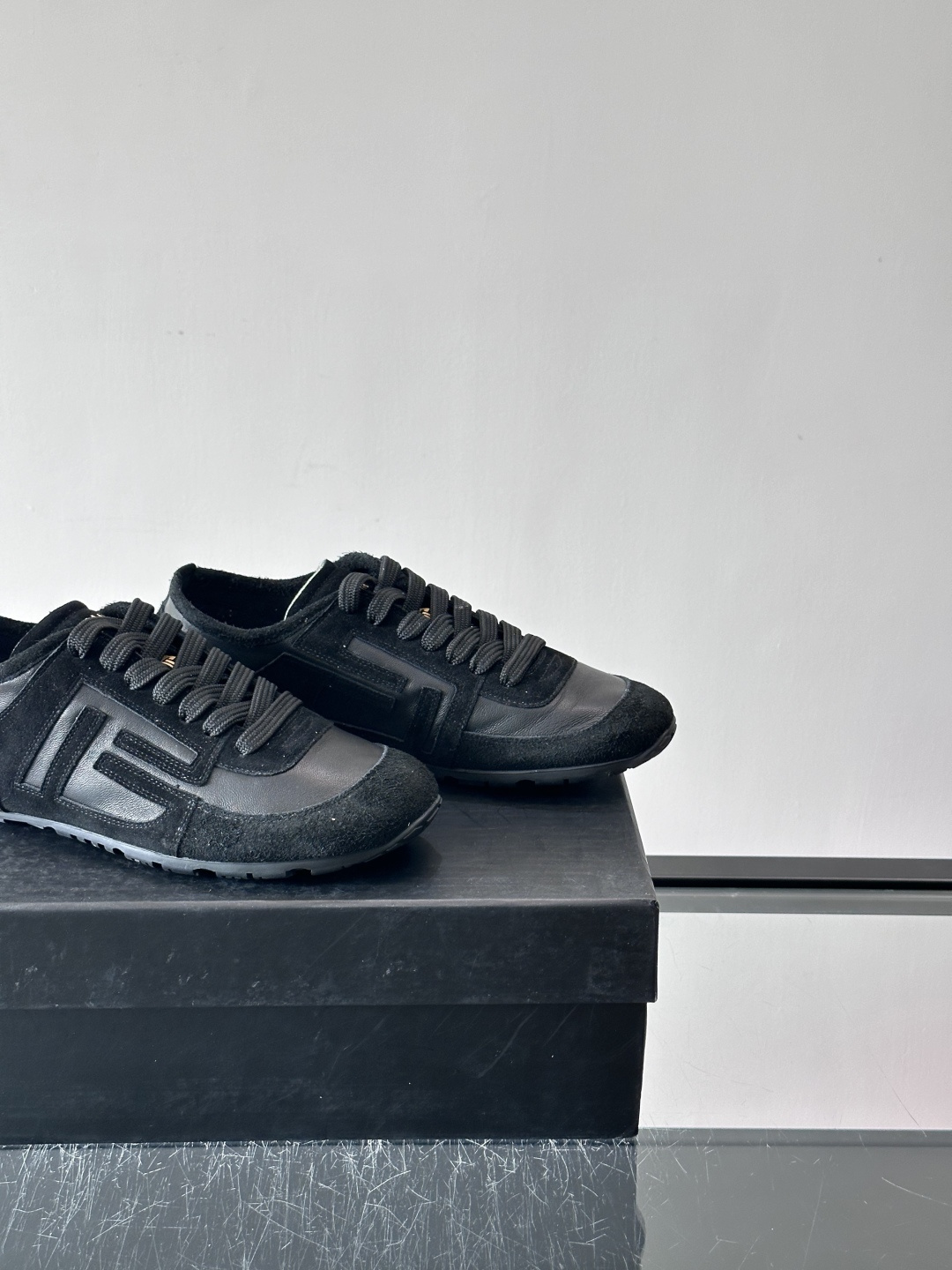 Balmain德训鞋​​👟Balmain德训鞋采用经典复古设计，磨砂牛皮鞋面+标志性“B”字Logo，品