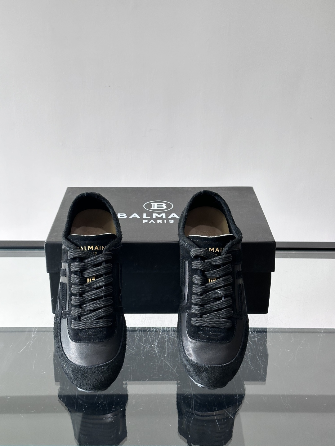 Balmain德训鞋​​👟Balmain德训鞋采用经典复古设计，磨砂牛皮鞋面+标志性“B”字Logo，品