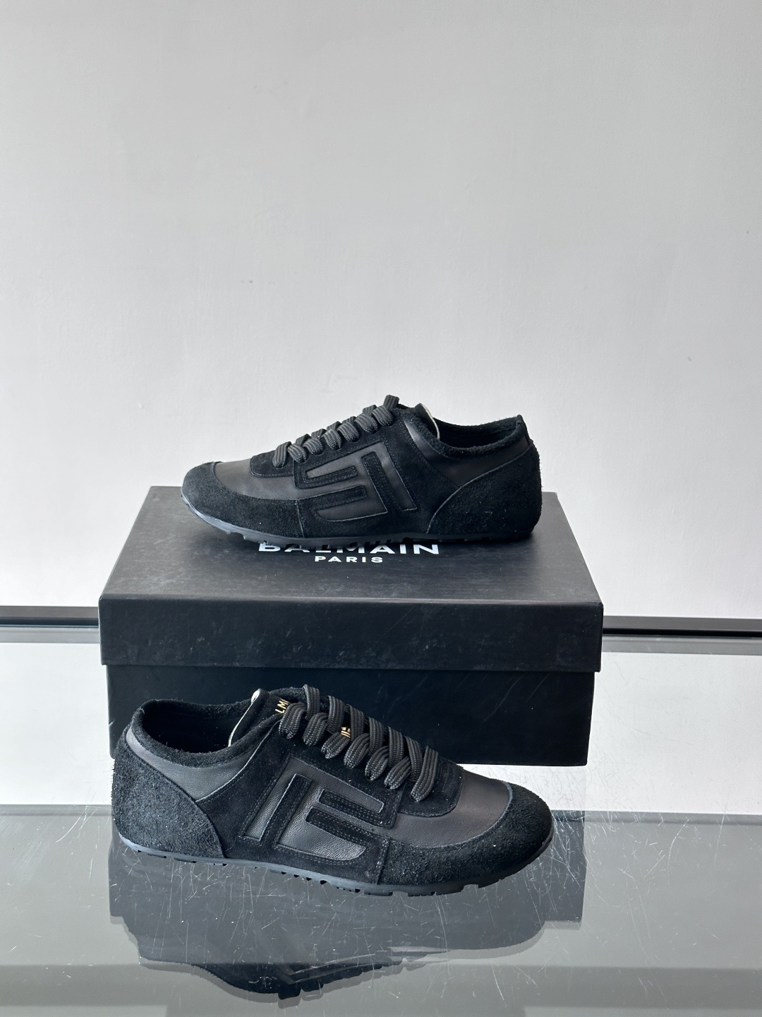 Balmain德训鞋​​👟Balmain德训鞋采用经典复古设计，磨砂牛皮鞋面+标志性“B”字Logo，品