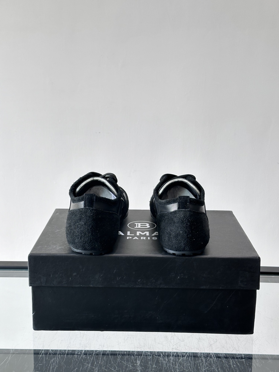 Balmain德训鞋​​👟Balmain德训鞋采用经典复古设计，磨砂牛皮鞋面+标志性“B”字Logo，品