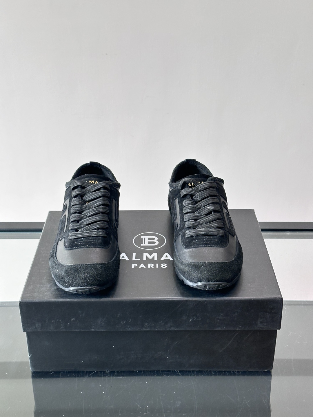 Balmain德训鞋​​👟Balmain德训鞋采用经典复古设计，磨砂牛皮鞋面+标志性“B”字Logo，品