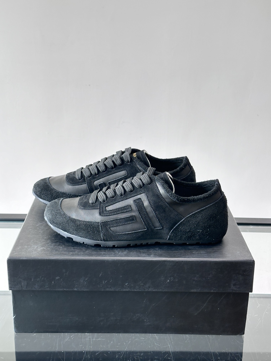 Balmain德训鞋​​👟Balmain德训鞋采用经典复古设计，磨砂牛皮鞋面+标志性“B”字Logo，品