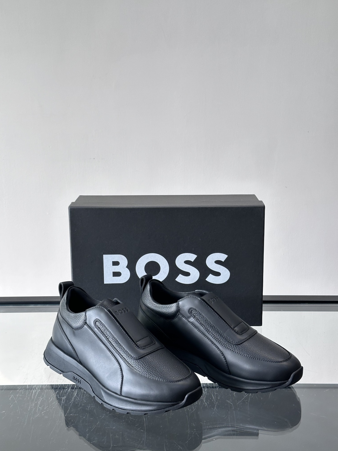 🖤BOSS这款休闲鞋，一脚蹬设计超方便，日常穿脱so easy！鞋面是黑色麂皮+皮革拼接，质感满分又耐穿