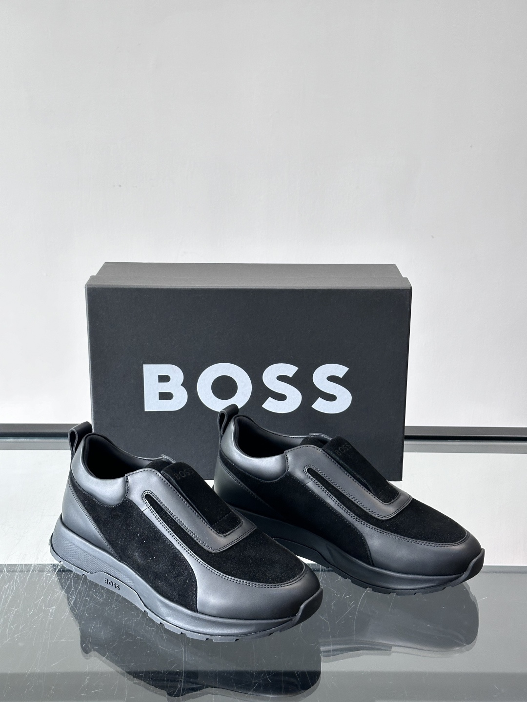 🖤BOSS这款休闲鞋，一脚蹬设计超方便，日常穿脱so easy！鞋面是黑色麂皮+皮革拼接，质感满分又耐穿