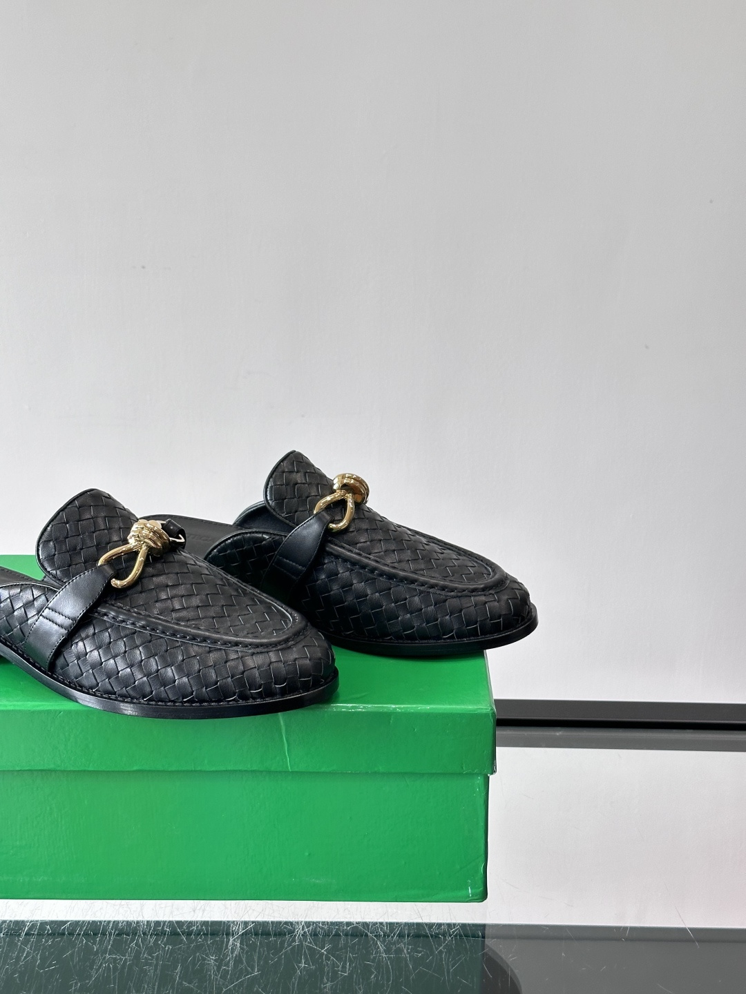 Bottega Veneta编织乐福拖鞋​​✨这款Bottega Veneta乐福拖鞋采用经典Intre