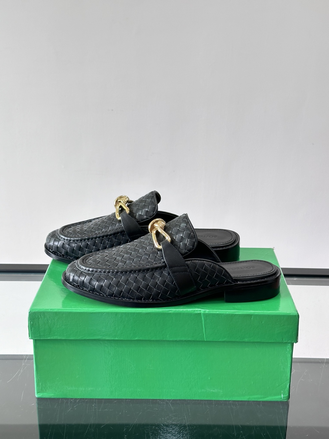 Bottega Veneta编织乐福拖鞋​​✨这款Bottega Veneta乐福拖鞋采用经典Intre