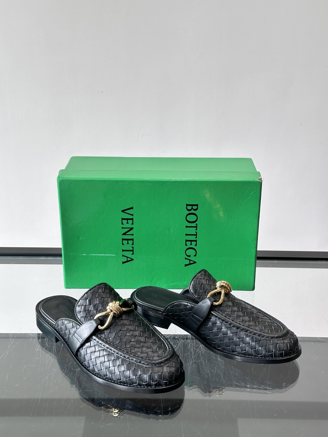 Bottega Veneta编织乐福拖鞋​​✨这款Bottega Veneta乐福拖鞋采用经典Intre