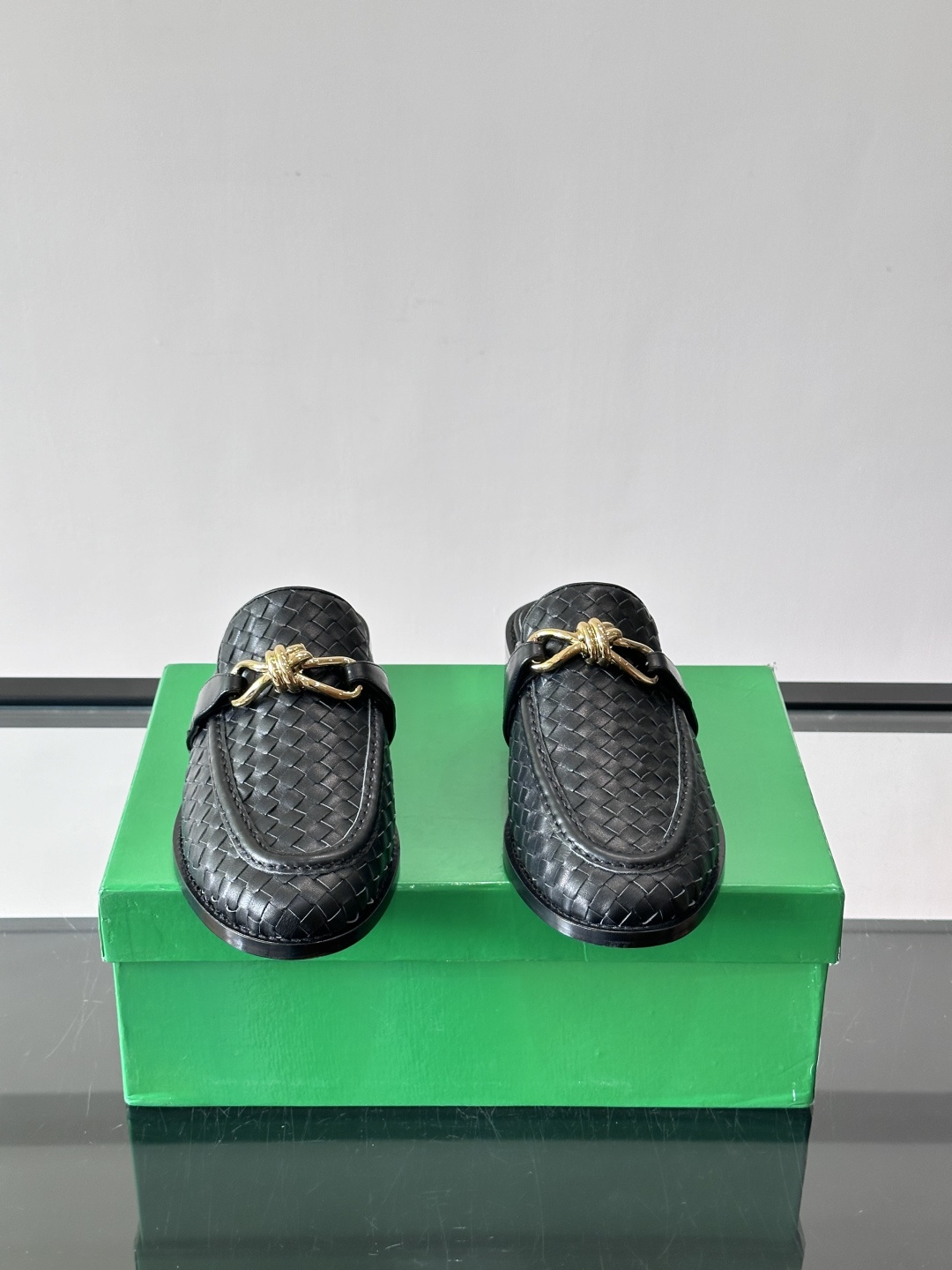 Bottega Veneta编织乐福拖鞋​​✨这款Bottega Veneta乐福拖鞋采用经典Intre