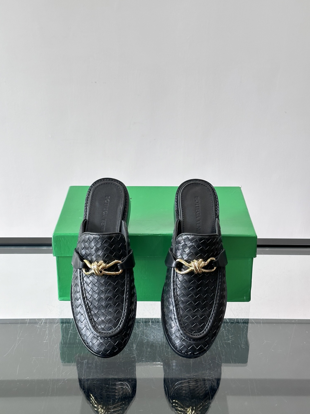 Bottega Veneta编织乐福拖鞋​​✨这款Bottega Veneta乐福拖鞋采用经典Intre