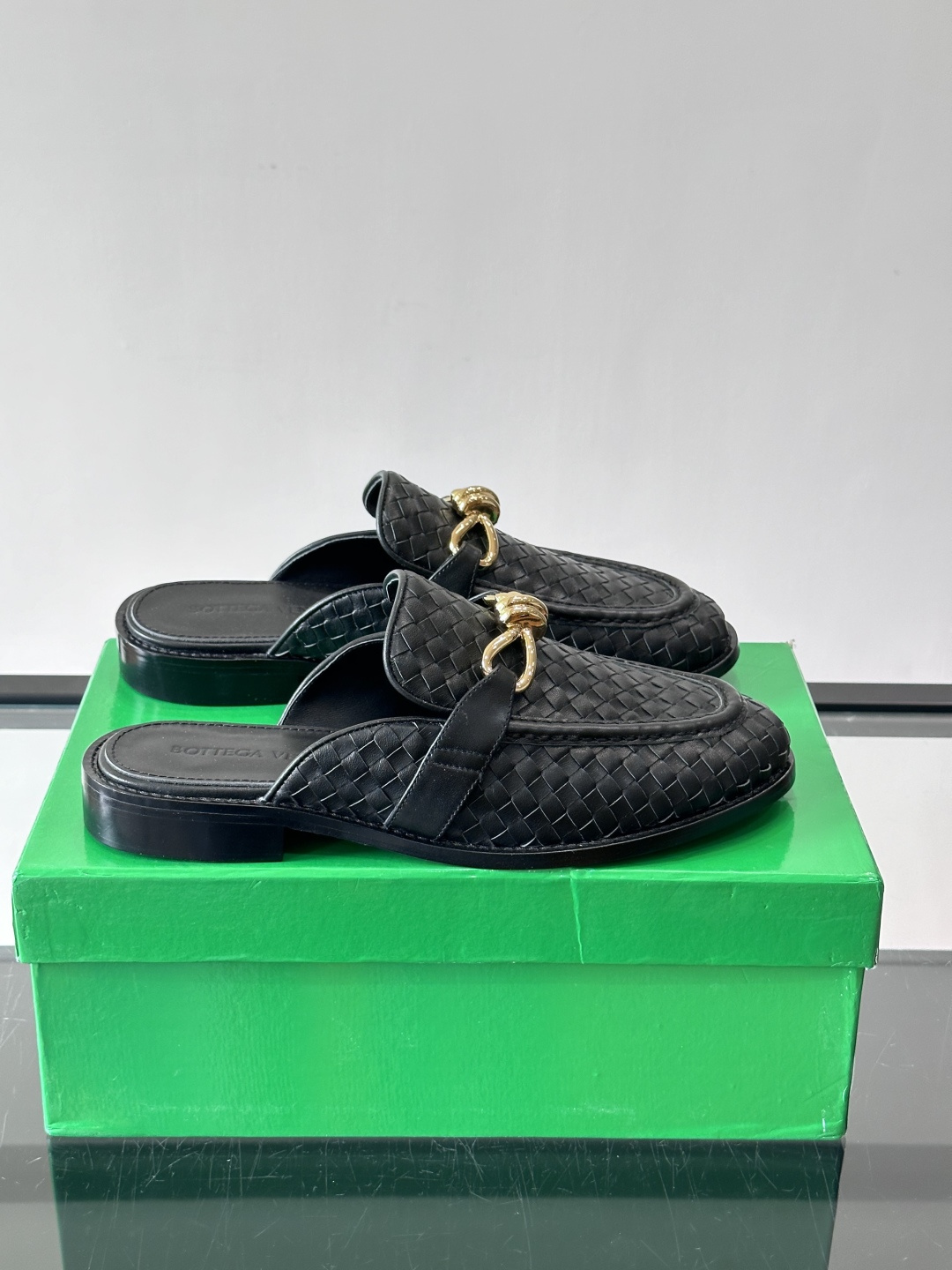 Bottega Veneta编织乐福拖鞋​​✨这款Bottega Veneta乐福拖鞋采用经典Intre