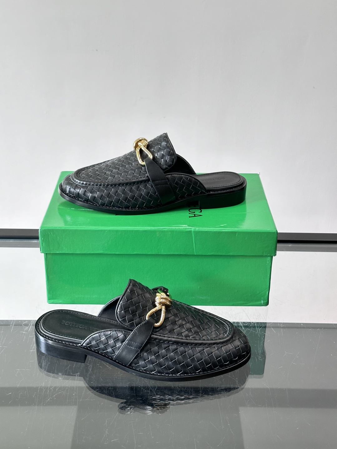 Bottega Veneta编织乐福拖鞋​​✨这款Bottega Veneta乐福拖鞋采用经典Intre