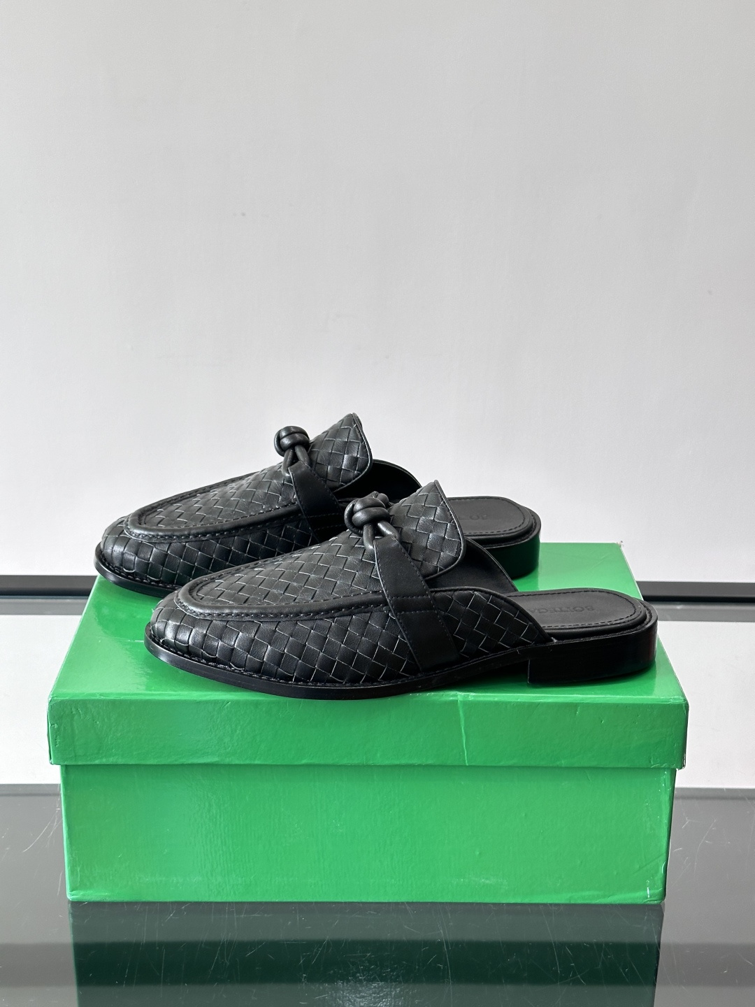Bottega Veneta编织乐福拖鞋​​✨这款Bottega Veneta乐福拖鞋采用经典Intre