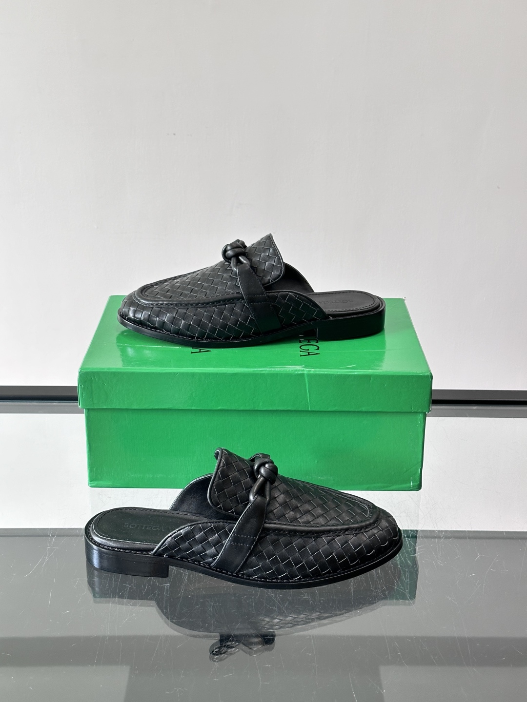 Bottega Veneta编织乐福拖鞋​​✨这款Bottega Veneta乐福拖鞋采用经典Intre