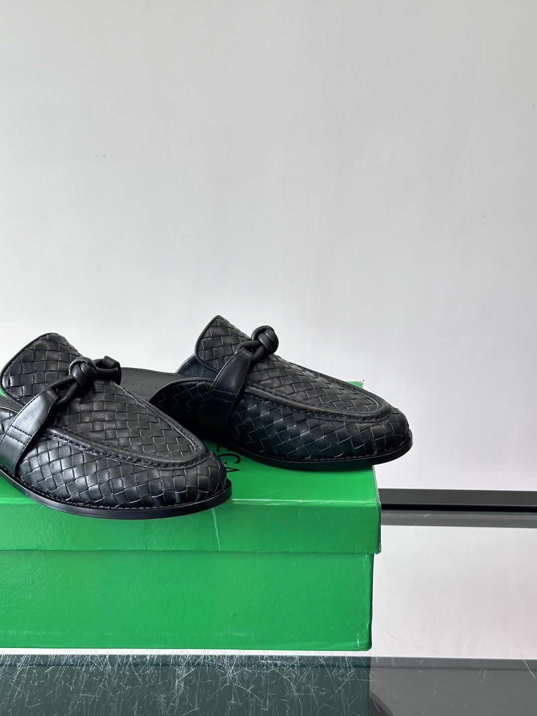 Bottega Veneta编织乐福拖鞋​​✨这款Bottega Veneta乐福拖鞋采用经典Intre