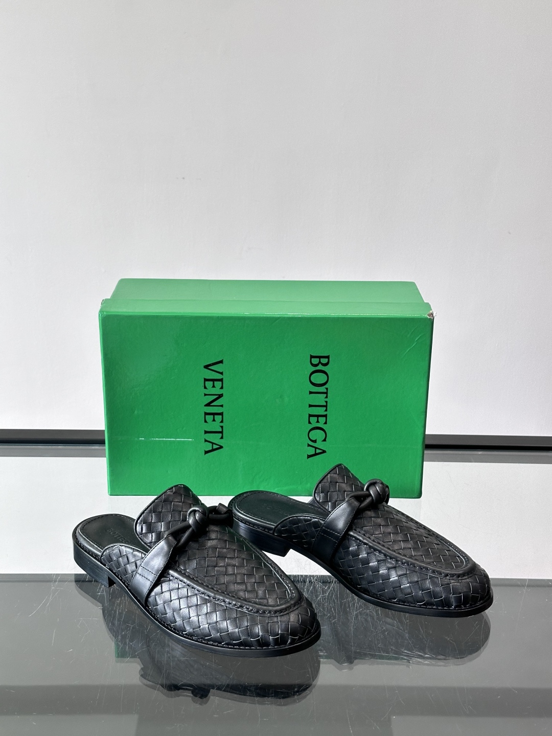 Bottega Veneta编织乐福拖鞋​​✨这款Bottega Veneta乐福拖鞋采用经典Intre