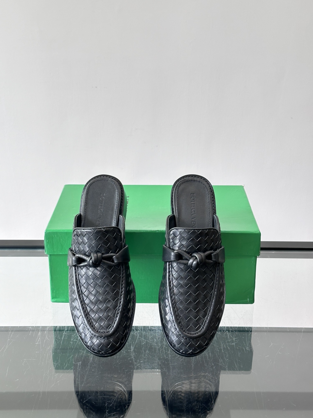 Bottega Veneta编织乐福拖鞋​​✨这款Bottega Veneta乐福拖鞋采用经典Intre