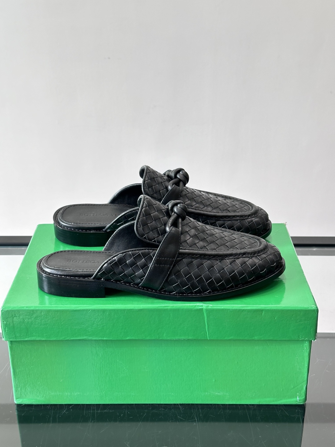 Bottega Veneta编织乐福拖鞋​​✨这款Bottega Veneta乐福拖鞋采用经典Intre