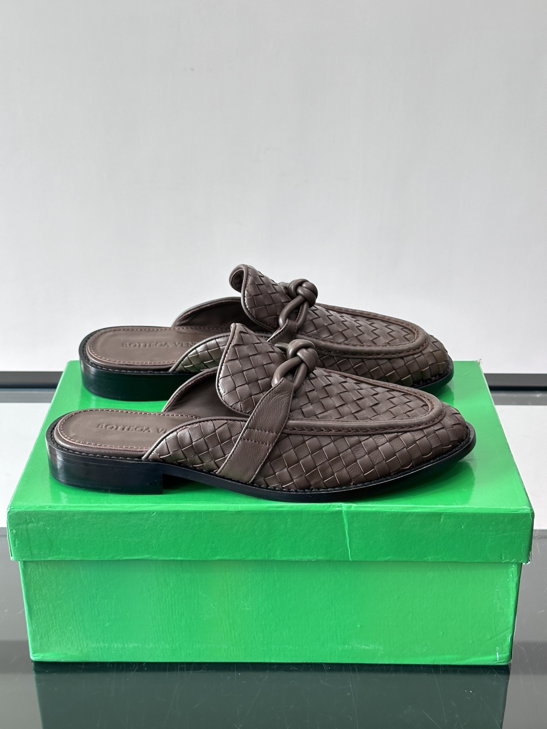 Bottega Veneta编织乐福拖鞋​​✨这款Bottega Veneta乐福拖鞋采用经典Intre
