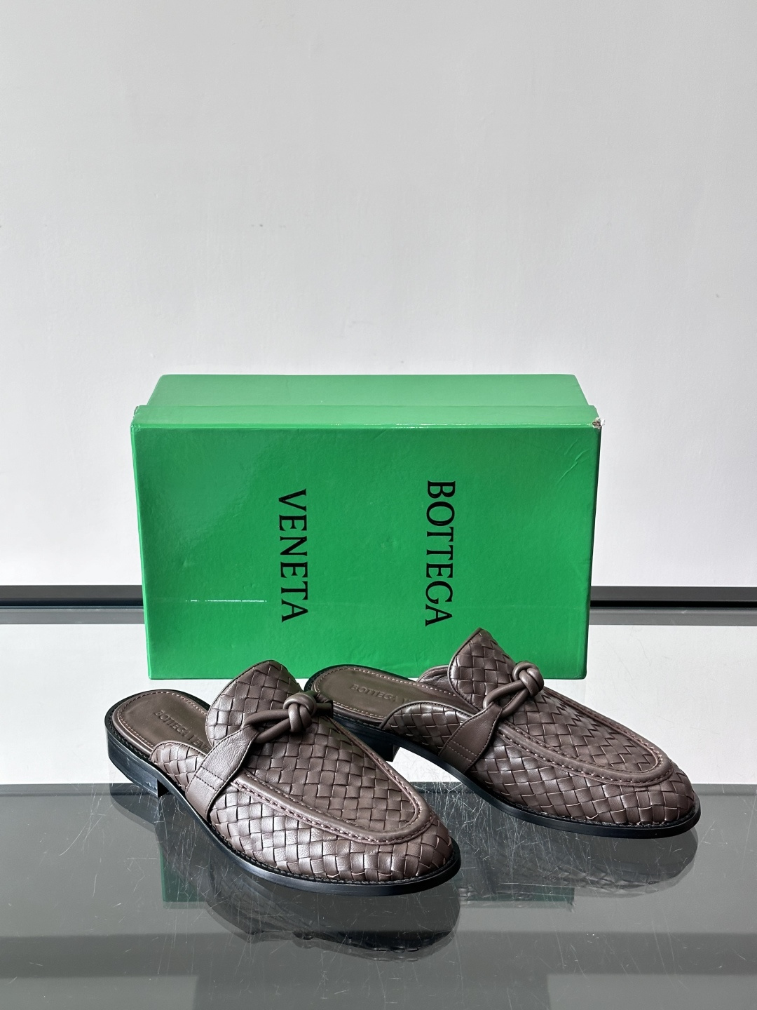 Bottega Veneta编织乐福拖鞋​​✨这款Bottega Veneta乐福拖鞋采用经典Intre