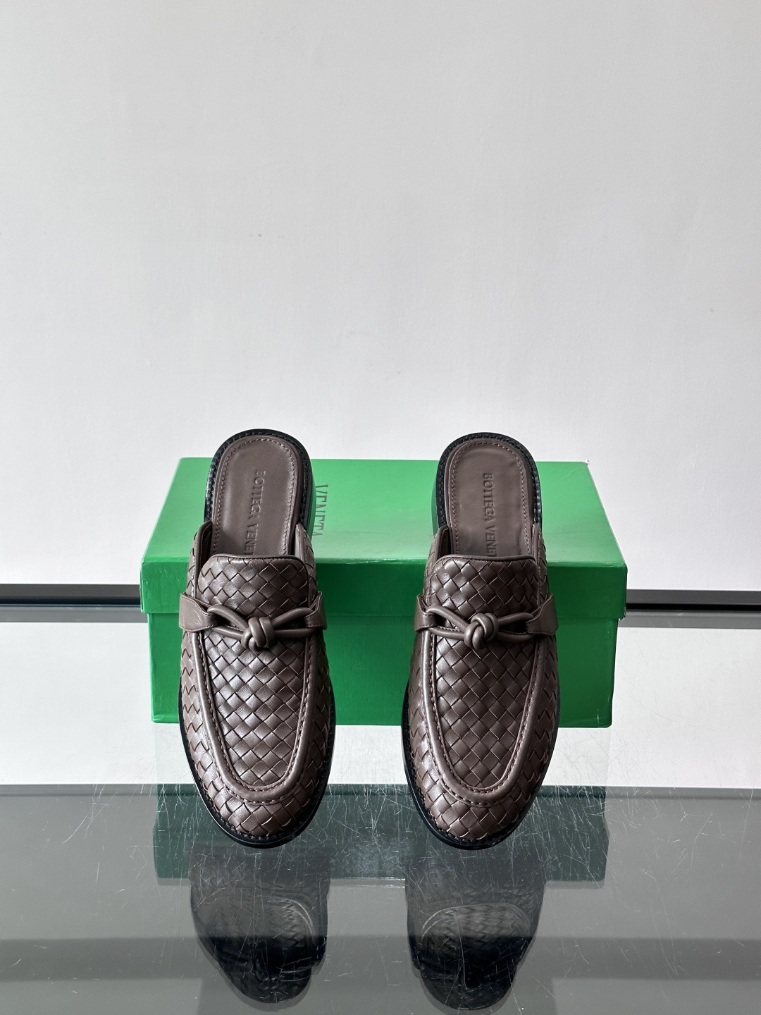 Bottega Veneta编织乐福拖鞋​​✨这款Bottega Veneta乐福拖鞋采用经典Intre