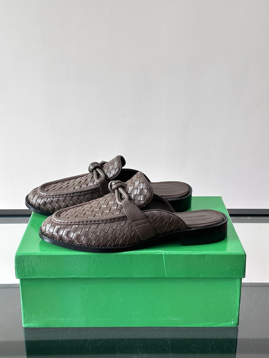 Bottega Veneta编织乐福拖鞋​​✨这款Bottega Veneta乐福拖鞋采用经典Intre