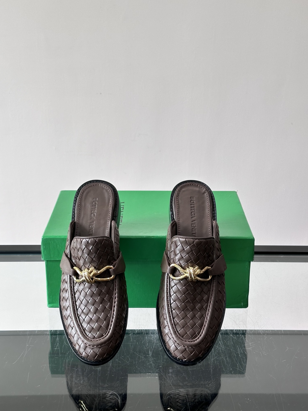 Bottega Veneta编织乐福拖鞋​​✨这款Bottega Veneta乐福拖鞋采用经典Intre