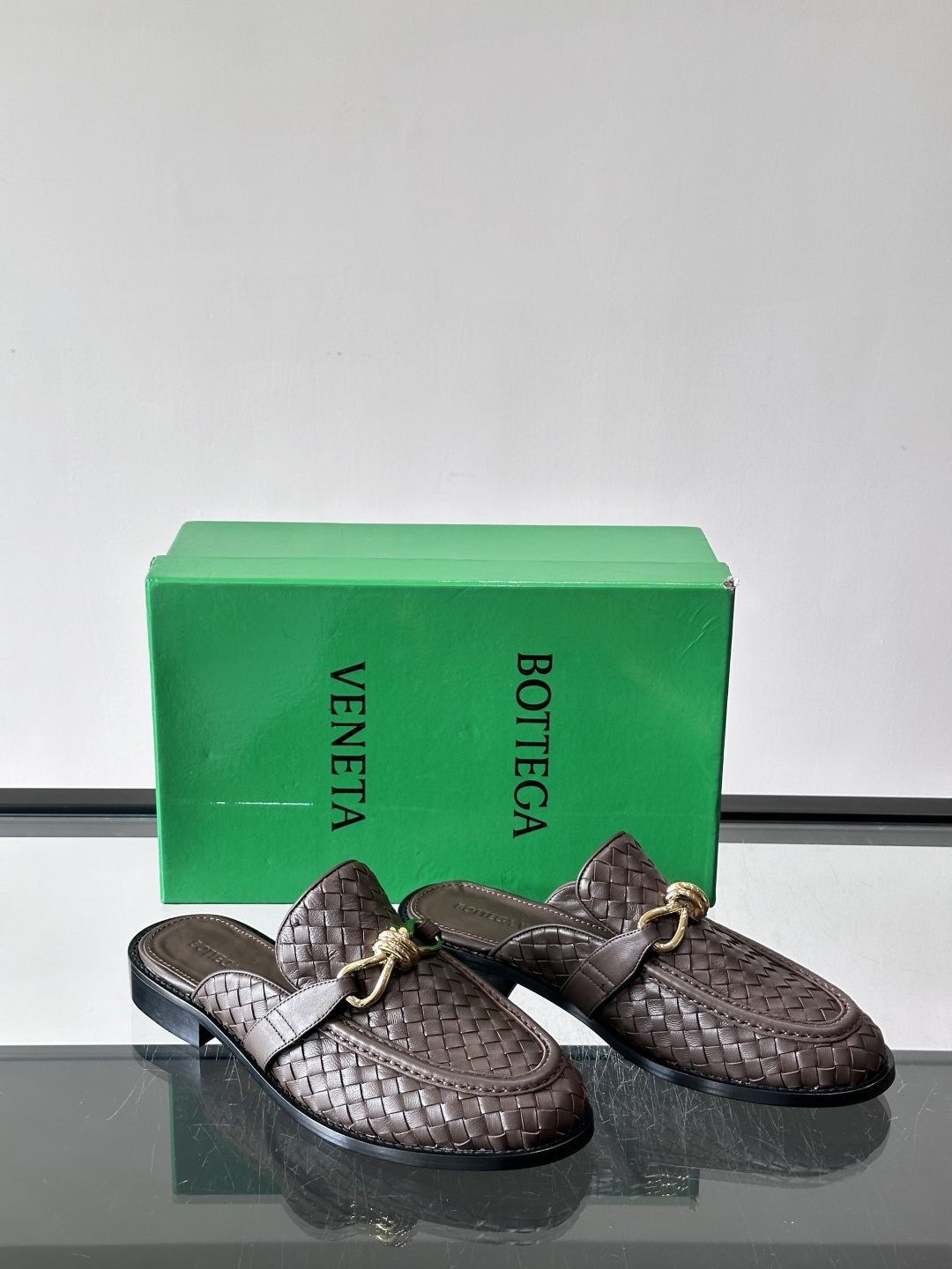 Bottega Veneta编织乐福拖鞋​​✨这款Bottega Veneta乐福拖鞋采用经典Intre