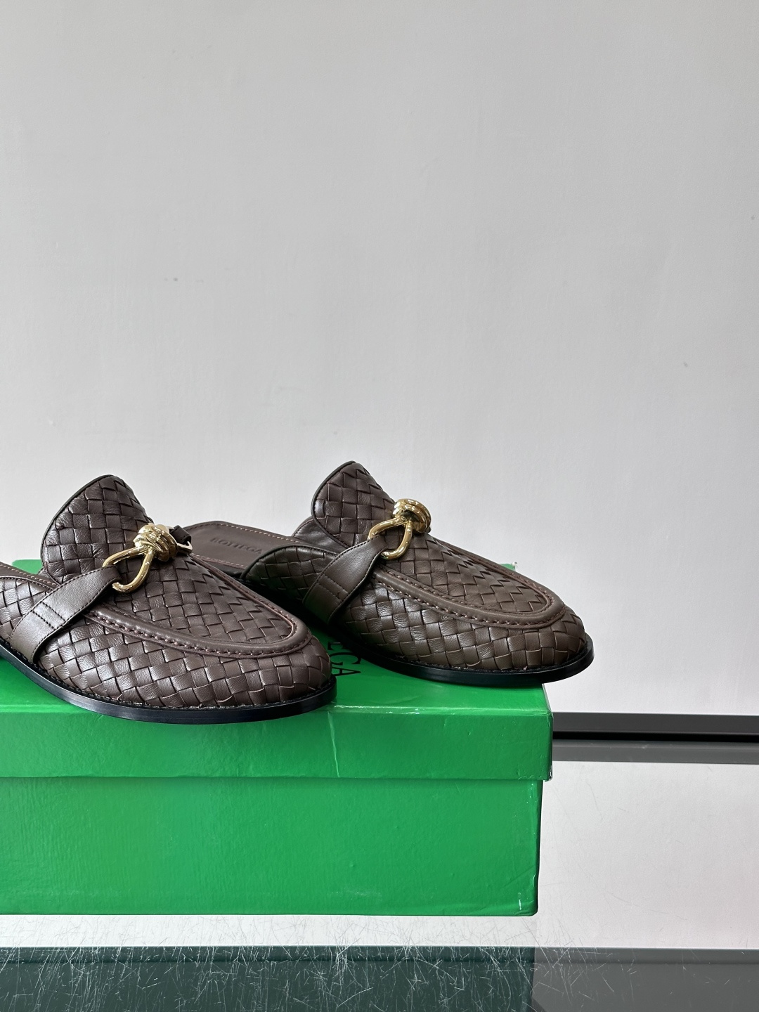 Bottega Veneta编织乐福拖鞋​​✨这款Bottega Veneta乐福拖鞋采用经典Intre