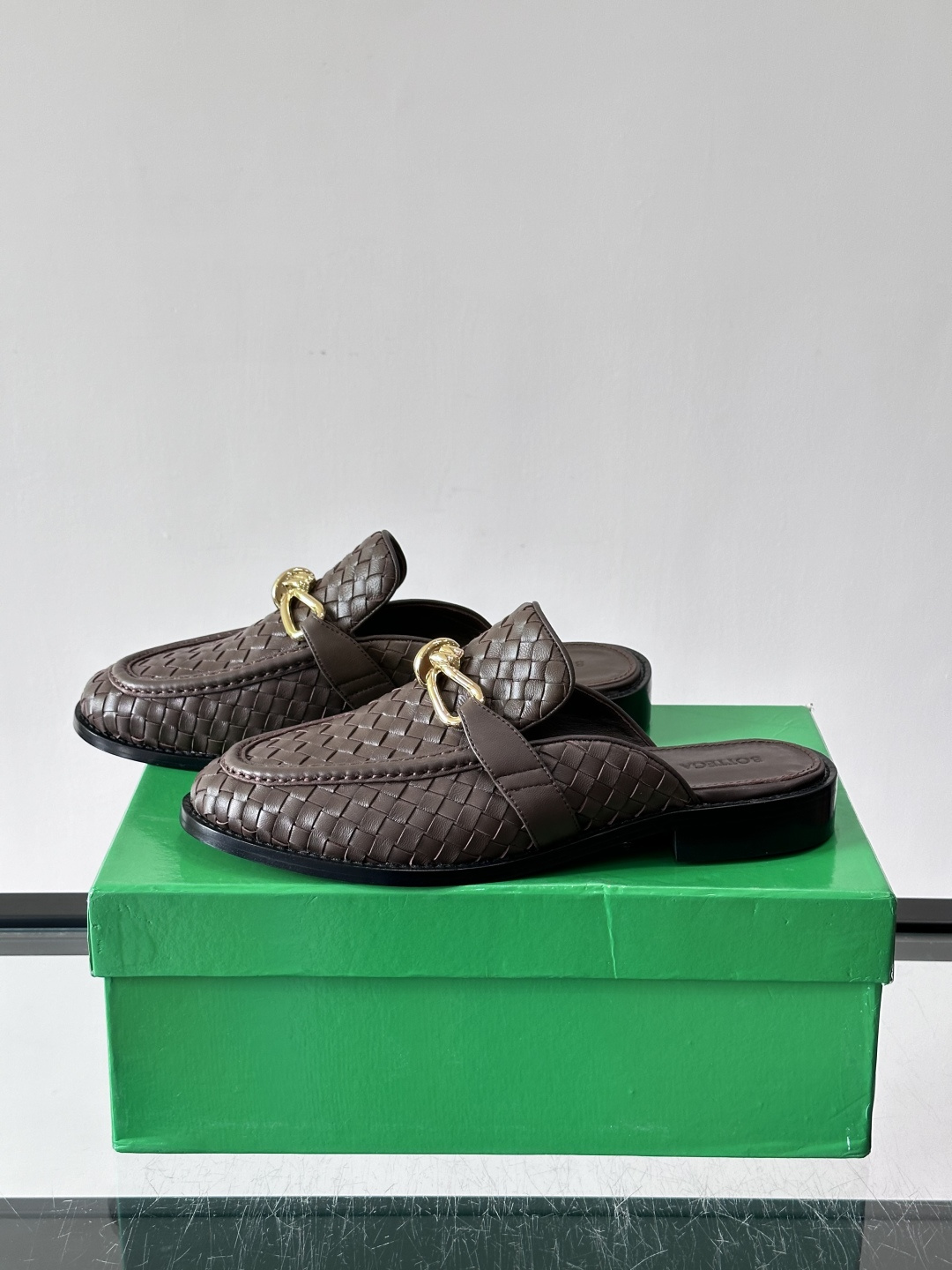 Bottega Veneta编织乐福拖鞋​​✨这款Bottega Veneta乐福拖鞋采用经典Intre