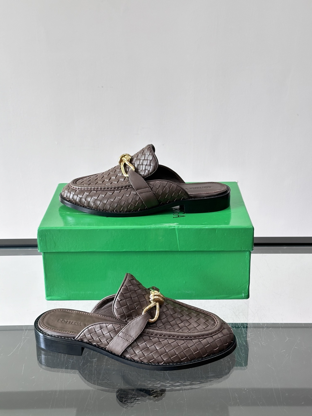 Bottega Veneta编织乐福拖鞋​​✨这款Bottega Veneta乐福拖鞋采用经典Intre