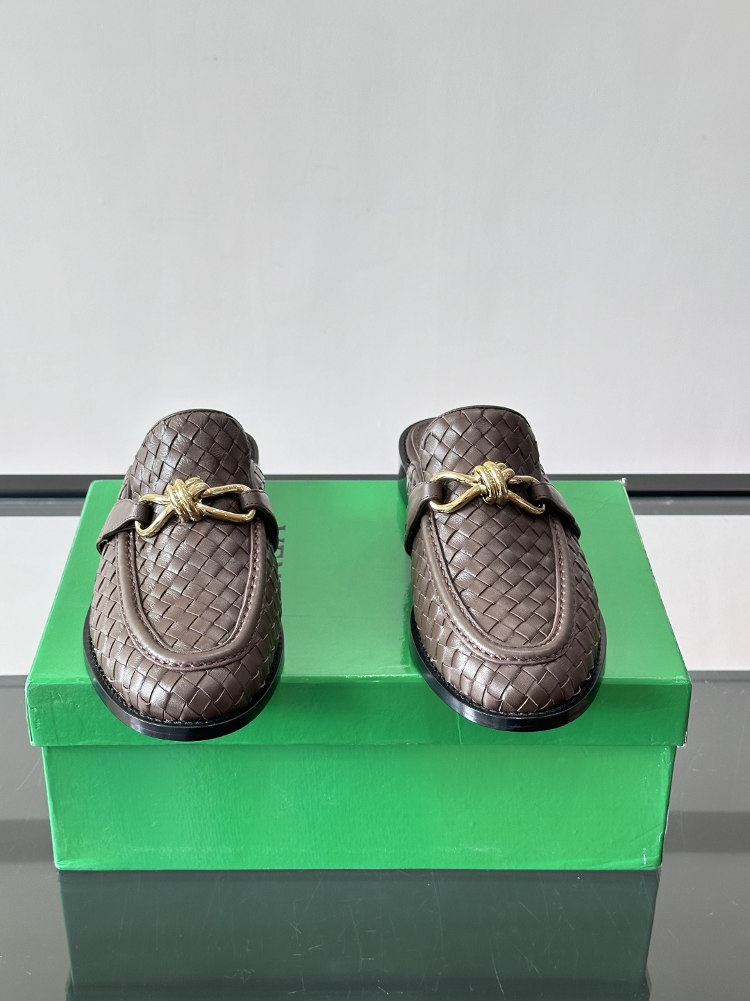 Bottega Veneta编织乐福拖鞋​​✨这款Bottega Veneta乐福拖鞋采用经典Intre