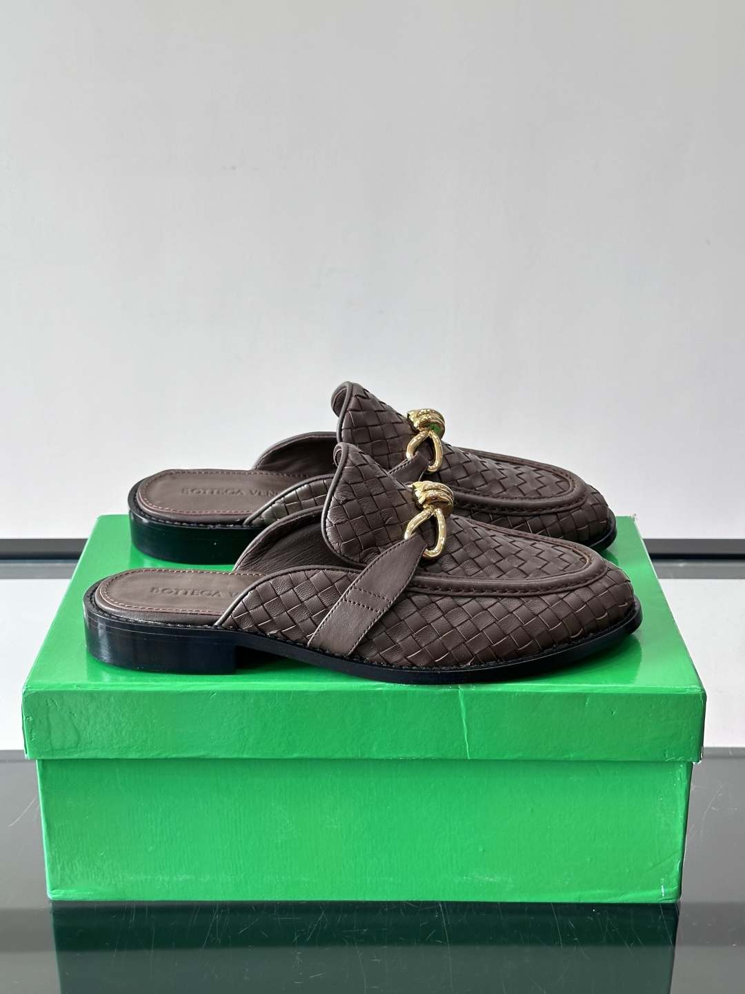 Bottega Veneta编织乐福拖鞋​​✨这款Bottega Veneta乐福拖鞋采用经典Intre