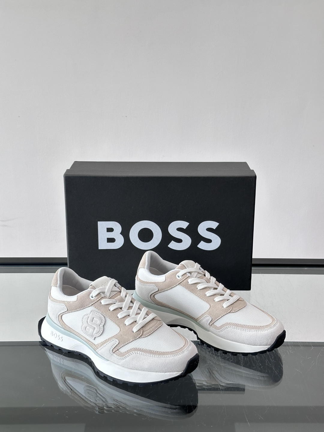 BOSS男士运动鞋。采用反绒牛皮➕网布拼接，透气又耐穿，低帮系带设计简约百搭，配色超适合日常休闲穿搭✨。