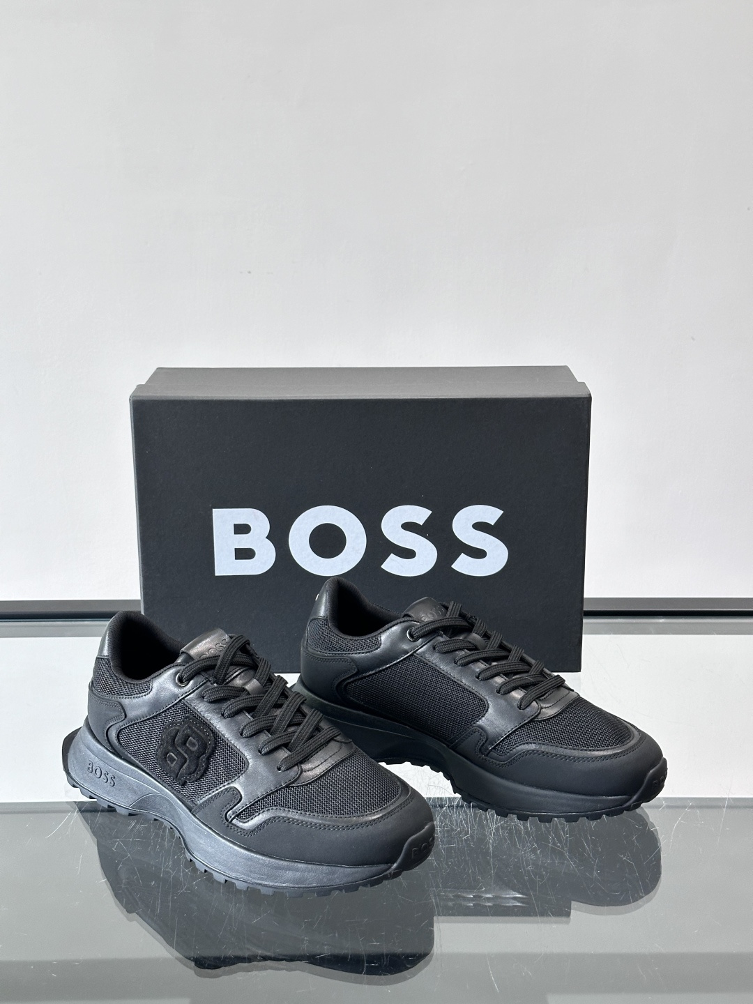 BOSS男士运动鞋。采用反绒牛皮➕网布拼接，透气又耐穿，低帮系带设计简约百搭，配色超适合日常休闲穿搭✨。