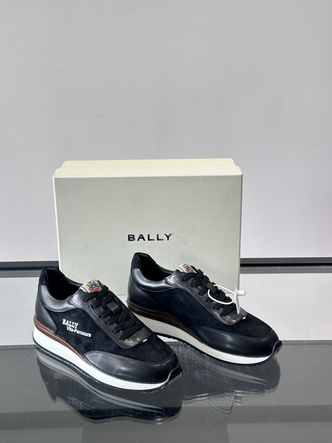Bally男士休闲运动鞋，采用优质牛皮➕麂皮拼接，细节超有质感！鞋舌和鞋侧都有品牌标志，辨识度满分✨。厚