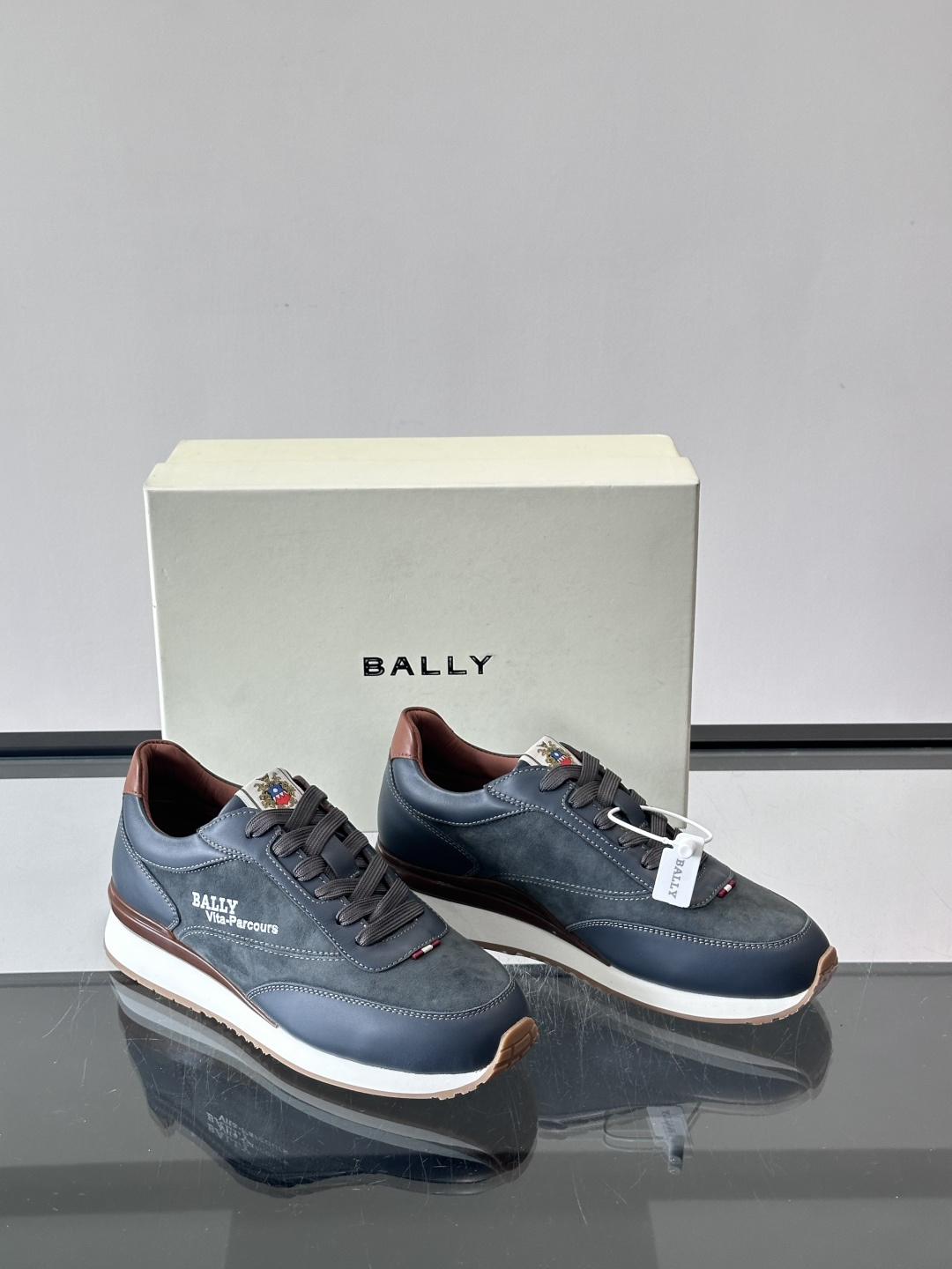 Bally男士休闲运动鞋，采用优质牛皮➕麂皮拼接，细节超有质感！鞋舌和鞋侧都有品牌标志，辨识度满分✨。厚