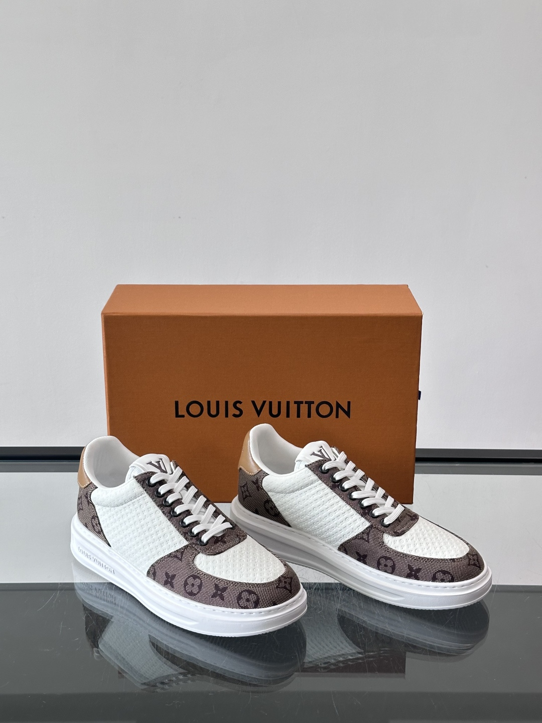 👟LV Monogram男士休闲板鞋，牛皮➕Monogram牛皮拼接，透气又有辨识度✨。橡胶鞋底轻便耐磨