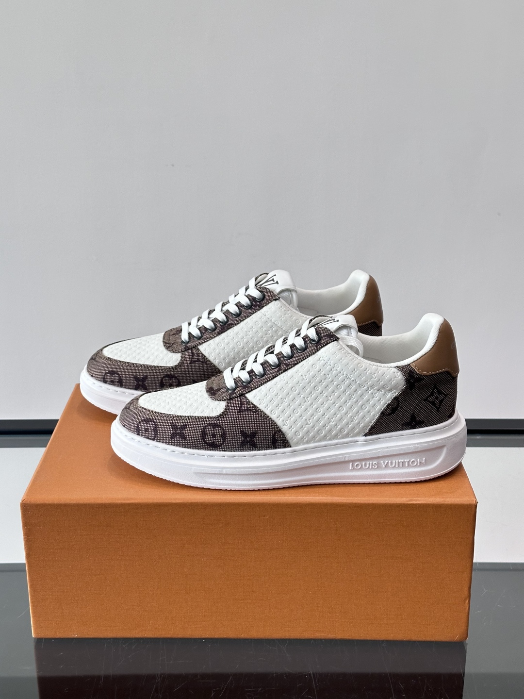 👟LV Monogram男士休闲板鞋，牛皮➕Monogram牛皮拼接，透气又有辨识度✨。橡胶鞋底轻便耐磨