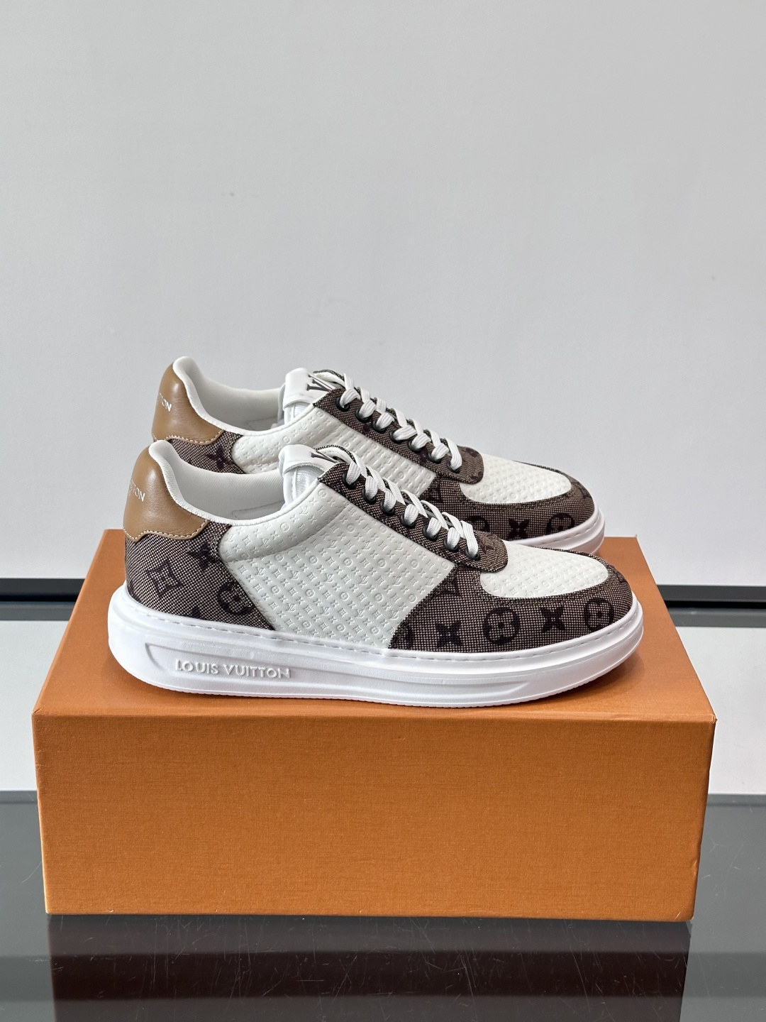 👟LV Monogram男士休闲板鞋，牛皮➕Monogram牛皮拼接，透气又有辨识度✨。橡胶鞋底轻便耐磨