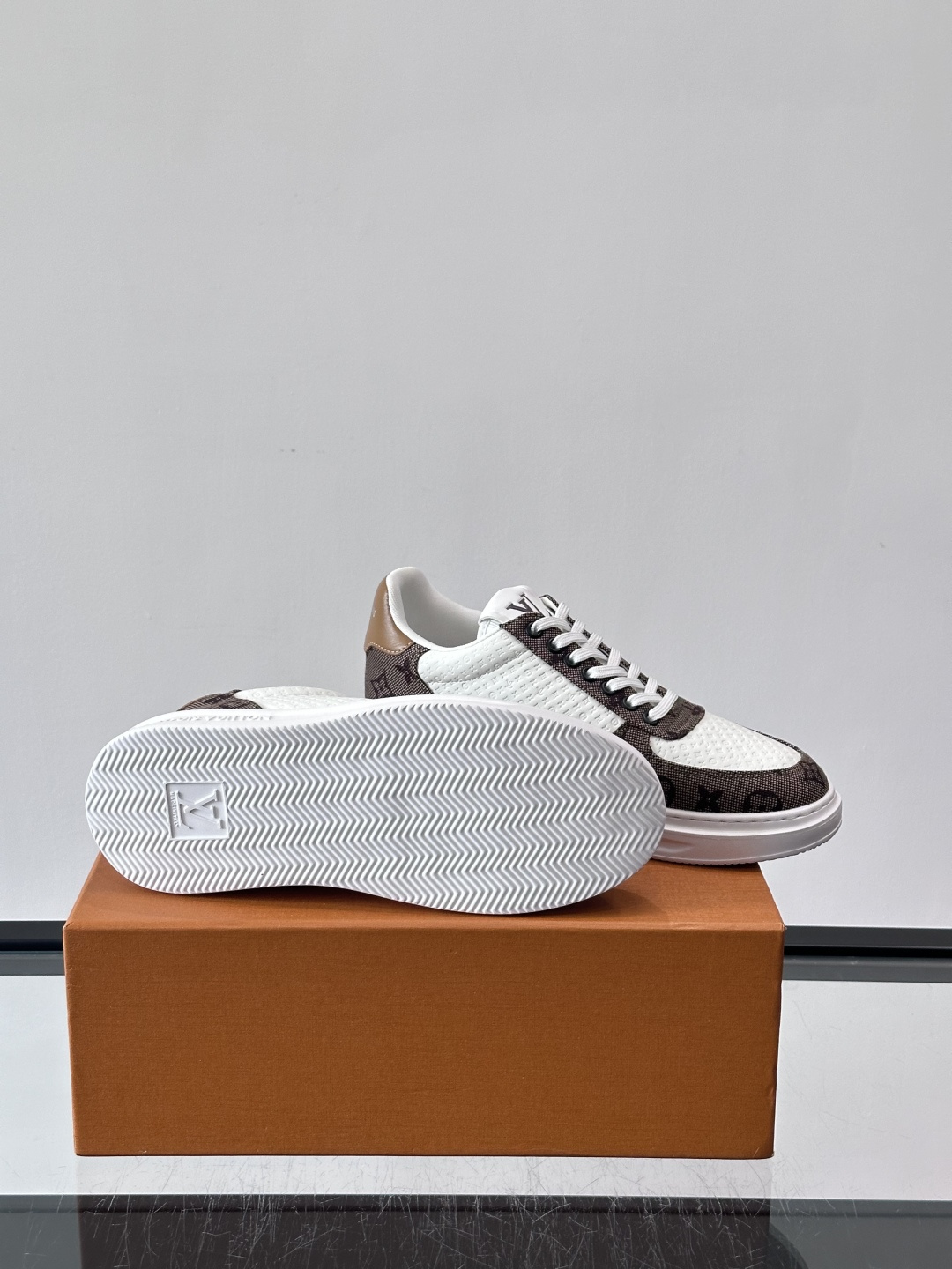 👟LV Monogram男士休闲板鞋，牛皮➕Monogram牛皮拼接，透气又有辨识度✨。橡胶鞋底轻便耐磨