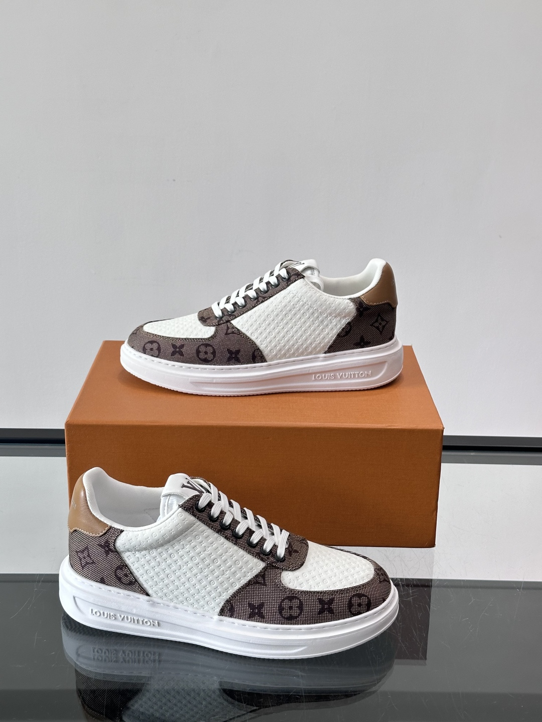 👟LV Monogram男士休闲板鞋，牛皮➕Monogram牛皮拼接，透气又有辨识度✨。橡胶鞋底轻便耐磨