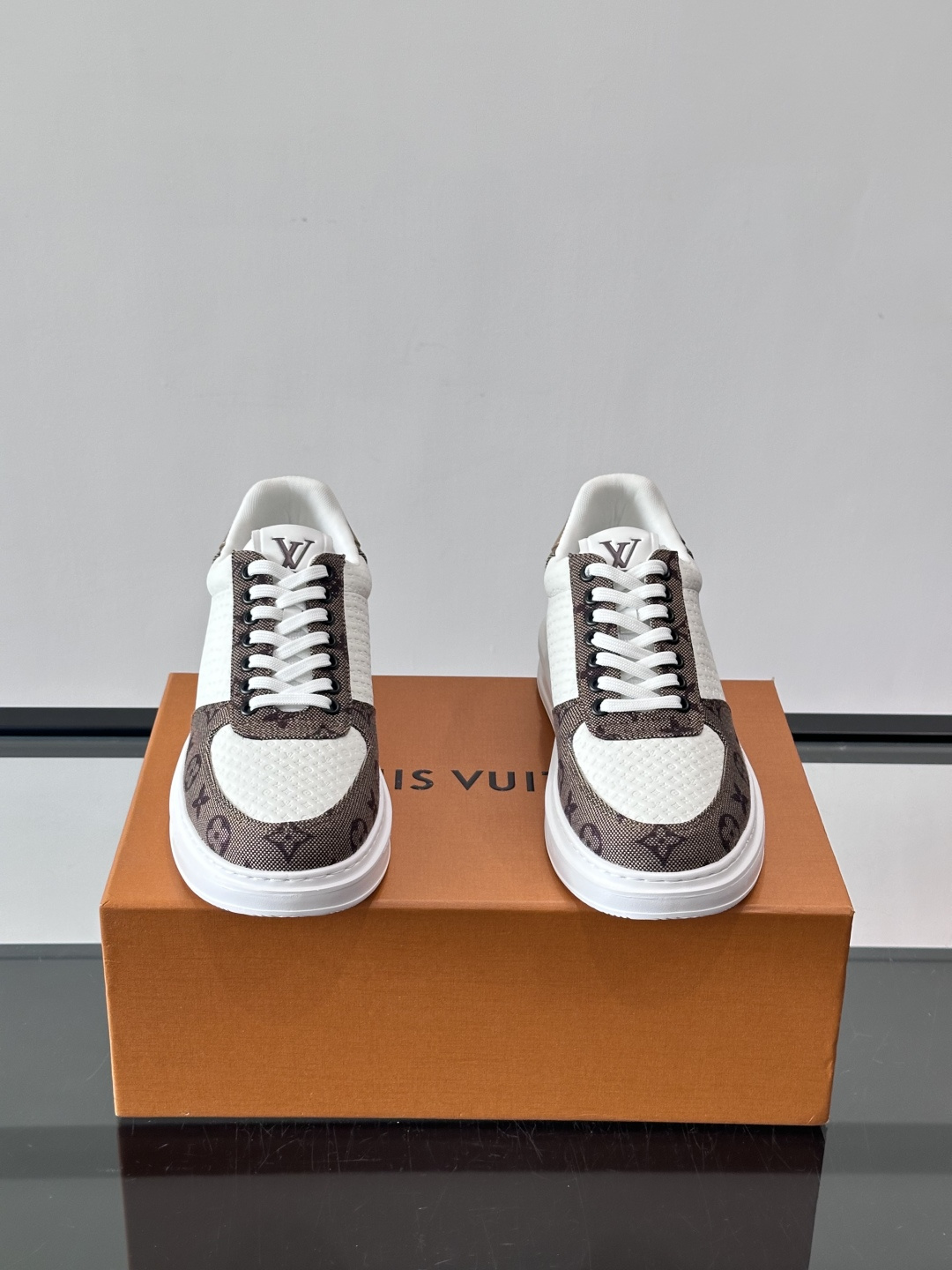 👟LV Monogram男士休闲板鞋，牛皮➕Monogram牛皮拼接，透气又有辨识度✨。橡胶鞋底轻便耐磨