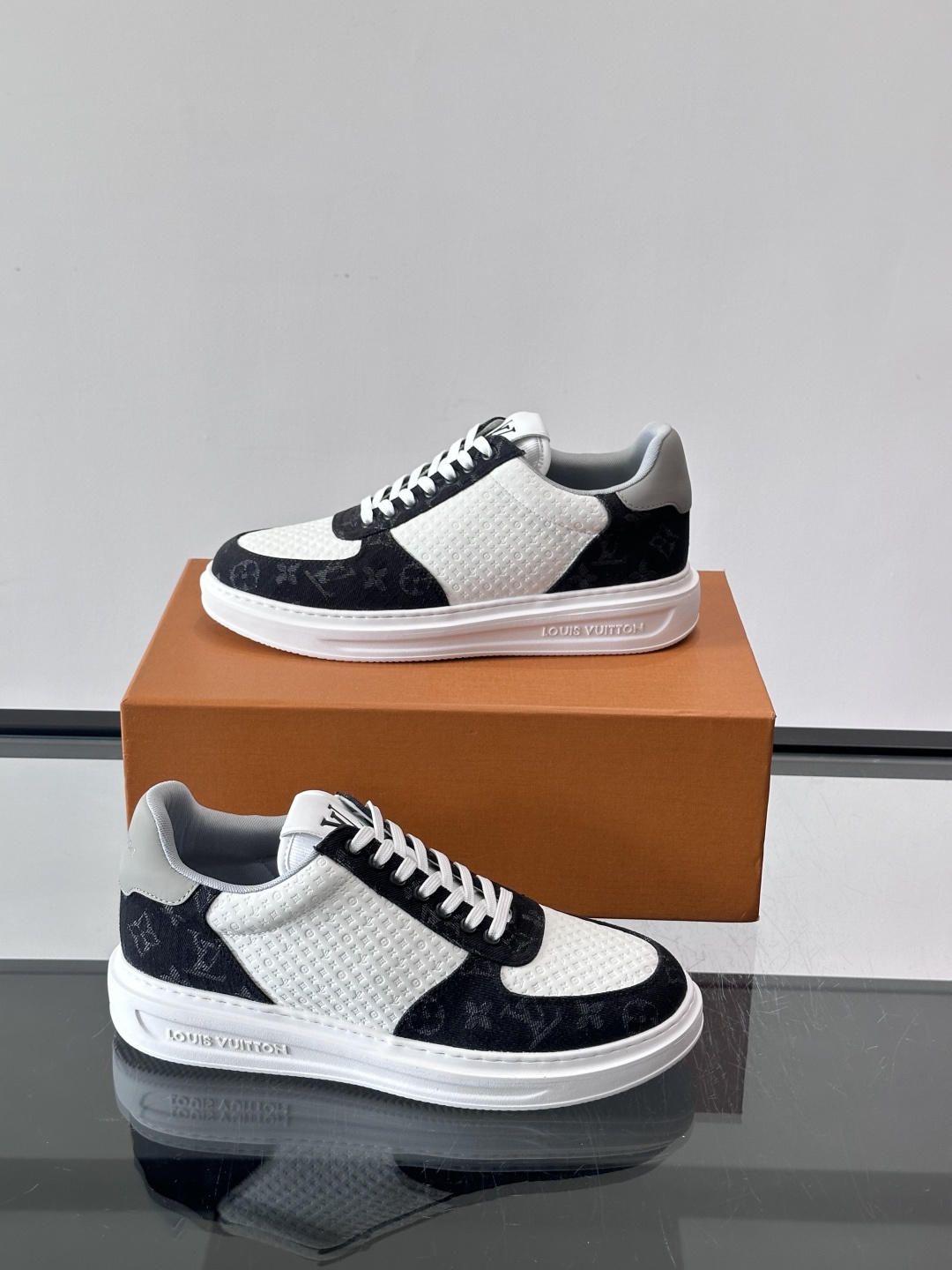 👟LV Monogram男士休闲板鞋，牛皮➕Monogram牛皮拼接，透气又有辨识度✨。橡胶鞋底轻便耐磨