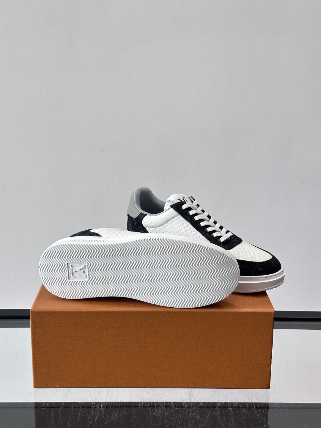 👟LV Monogram男士休闲板鞋，牛皮➕Monogram牛皮拼接，透气又有辨识度✨。橡胶鞋底轻便耐磨