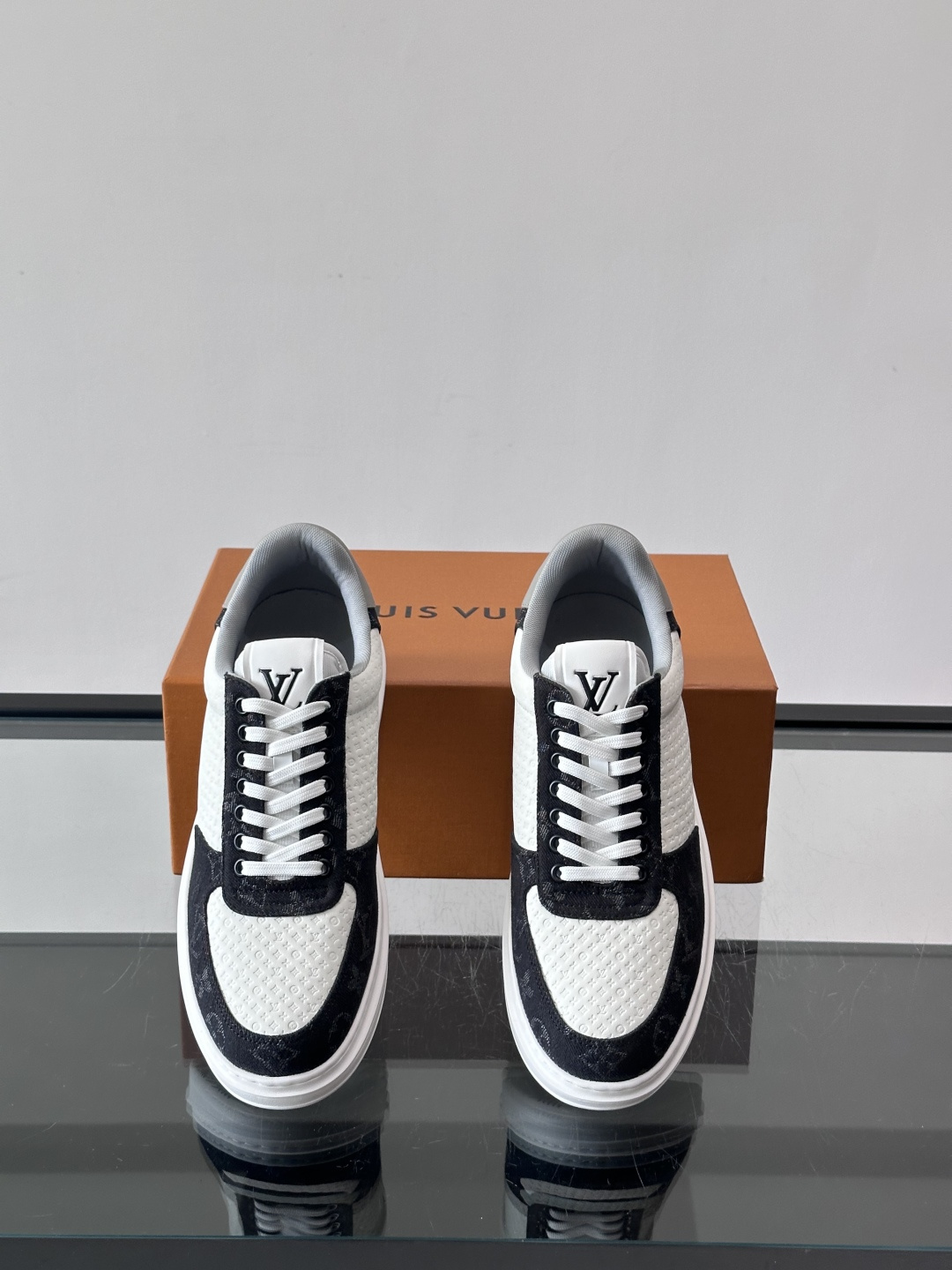 👟LV Monogram男士休闲板鞋，牛皮➕Monogram牛皮拼接，透气又有辨识度✨。橡胶鞋底轻便耐磨
