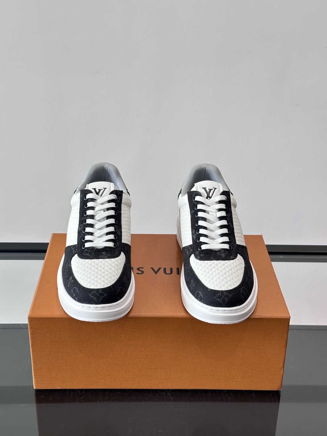 👟LV Monogram男士休闲板鞋，牛皮➕Monogram牛皮拼接，透气又有辨识度✨。橡胶鞋底轻便耐磨