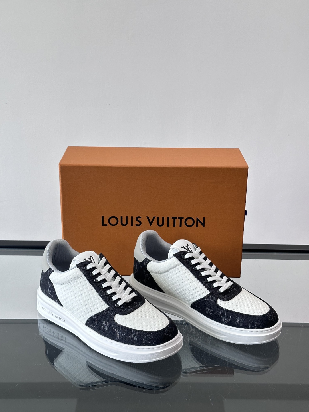 👟LV Monogram男士休闲板鞋，牛皮➕Monogram牛皮拼接，透气又有辨识度✨。橡胶鞋底轻便耐磨